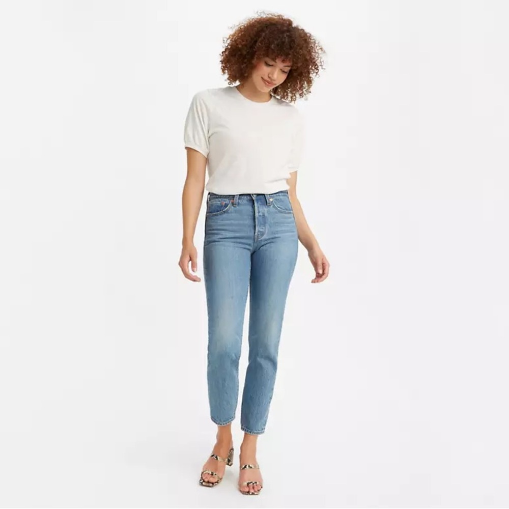 EUC Levi’s Premium Wedgie Fit Ankle Size 26 Light Wash
